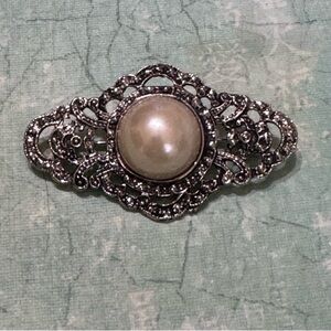 FILGREE AND FAUX PEARL BROOCH